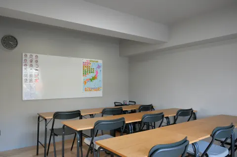南浦和校：学習机を並べた教室