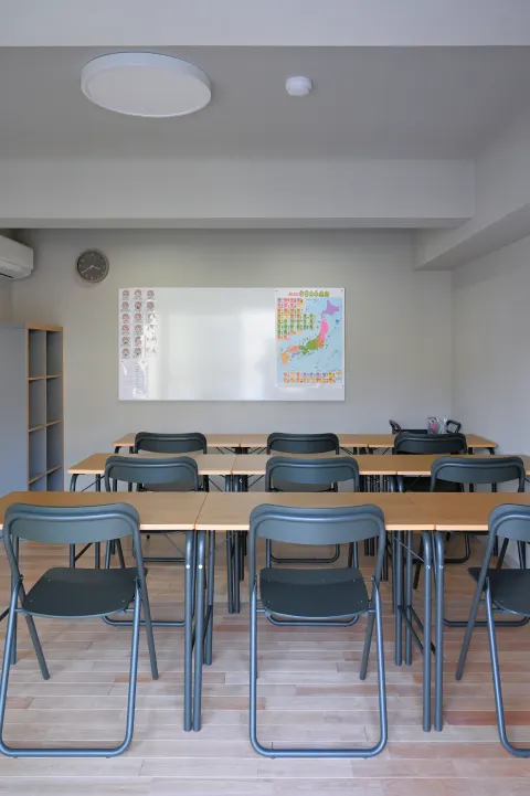 南浦和校：教室の入口から見た学習机