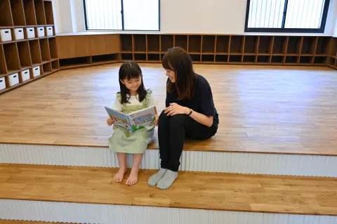 浦和常盤校：小上がりで一緒に本を読む時間
