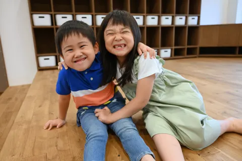 浦和常盤校：小上がりで笑顔を見せる子どもたち
