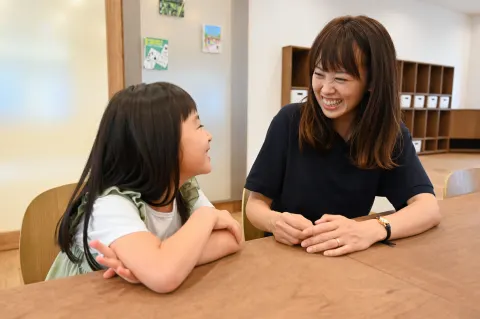 浦和常盤校：子どもの話を聴く先生