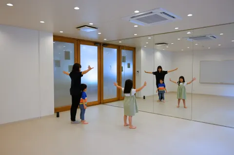 浦和常盤校：多目的ルームで体を動かす様子