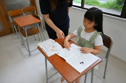浦和常盤校：先生と一緒に学習を進める様子