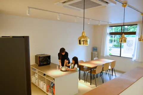 浦和常盤校：子どもと先生が一緒に作業する様子